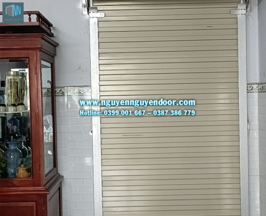 CỬA CUỐN TẤM LIỀN ĐẨY TAY CÔNG NGHỆ ÚC TẠI LONG AN