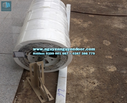 CỬA CUỐN TẤM LIỀN ĐẨY TAY CÔNG NGHỆ ÚC TẠI LONG AN