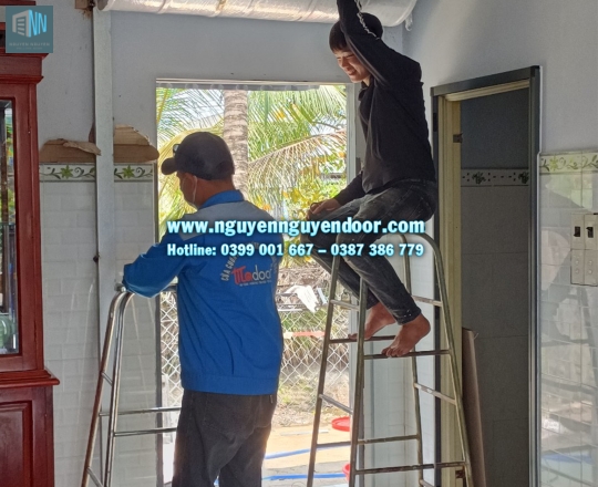 CỬA CUỐN TẤM LIỀN ĐẨY TAY CÔNG NGHỆ ÚC TẠI LONG AN