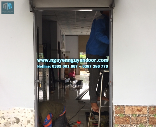 CỬA CUỐN TẤM LIỀN ĐẨY TAY CÔNG NGHỆ ÚC TẠI LONG AN