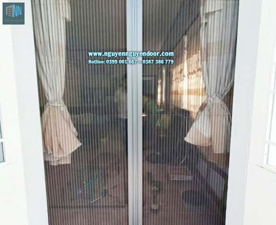 CỬA LƯỚI CHỐNG MUỖI KÉT HỢP VỚI RÈM TỔ ONG
